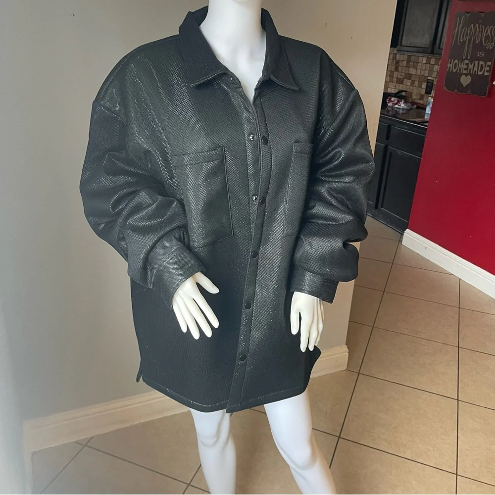 Black Metallic Snap-Button Shacket
Size xxl
For Men 
New
Brand is Forever 21 - Picture 4 of 11